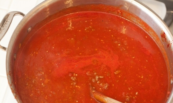 1. Этап. Подлив к пюре: 2. Дальше вливаем к фаршу бульон и томаты, перетертые вместе с соком в пюре. Доводим эту массу до кипения, затем уменьшим огонь и тушим, добавив специи по вкусу, 10-15 минут.