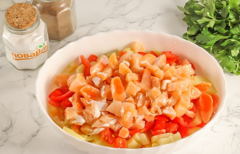 1. Этап. Салат Русские традиции с красной рыбой: Слабосоленую красную рыбу нарежьте такими же мелкими кубиками и добавьте в емкость. Если она хорошо просоленная, то дополнительно соль лучше не добавлять в салат.