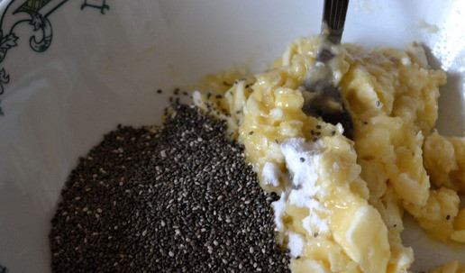 1. Этап. Чиа пудинг с манго: Банан размять вилкой в пюре. Всыпать семена чиа и ванилин.