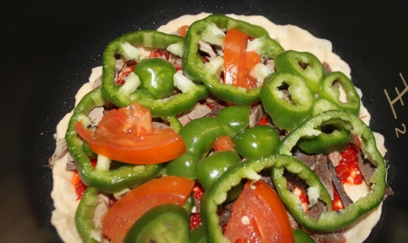 1. Этап. Пицца Минутка в мультиварке: 3. Буженину нарезаю небольшими дольками, зеленый перец мою и нарезаю кружочками, помидор мою и разделяю на 2 части, использую только одну из них, которую нарезаю кусочками. Выкладываю буженину, затем перец и помидор.