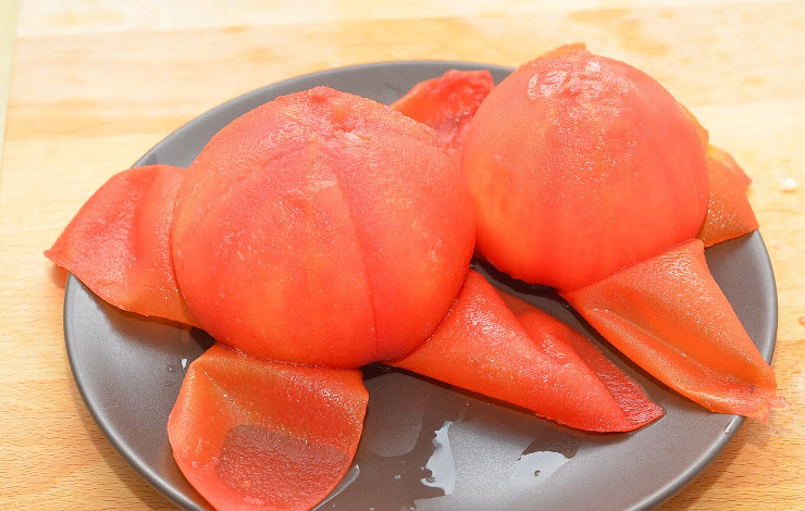 1. Этап. Минестроне с беконом: Шумовкой извлекаем помидоры и очищаем от кожицы, когда они немного остынут.