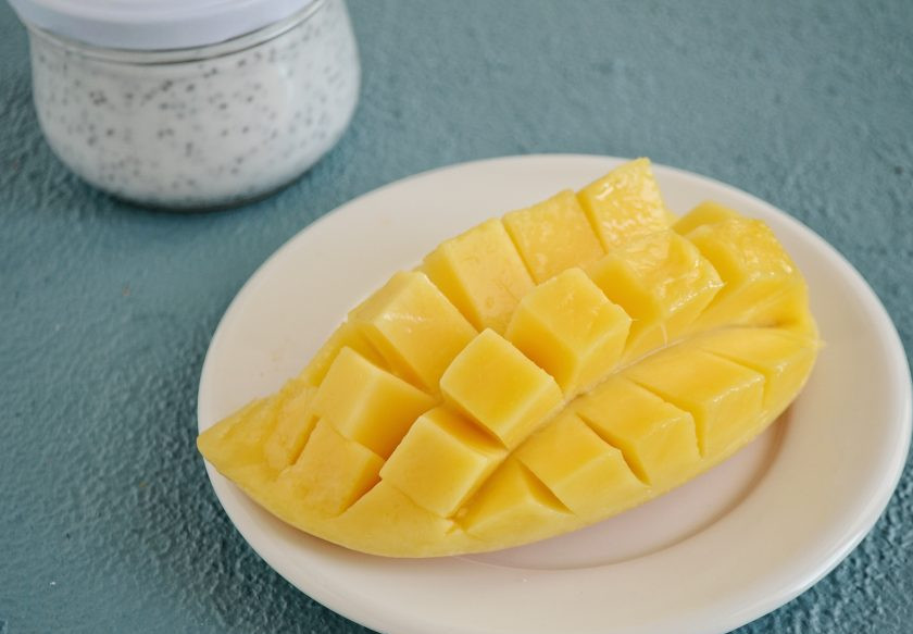 1. Этап. Чиа с манго: Разрежьте манго пополам, затем сделайте надрезы вдоль и поперёк. Выверните половинку манго и отделите ломтики.