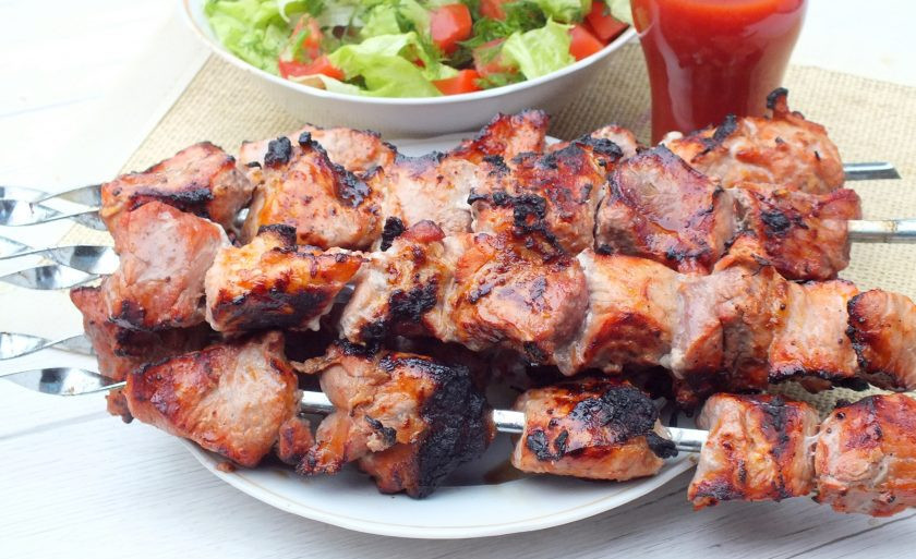 1. Этап. Шашлык в томатном соке: Готовый шашлык подавайте к овощному салату и любимым напиткам. Приятного аппетита!