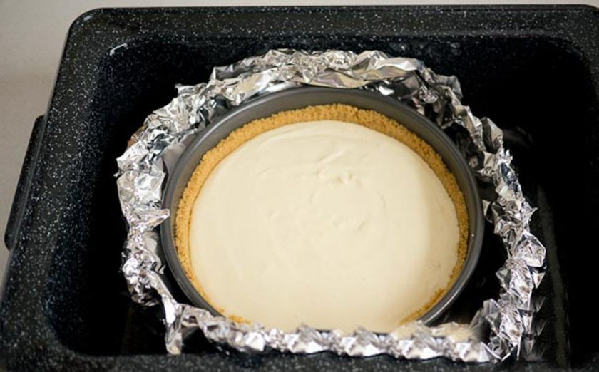 1. Этап. Вкусный чизкейк: Вылейте смесь в форму, разравнивая ее по поверхности, чтобы она стала гладкой. Сделайте из фольги условную емкость налейте туда воду и поместите в нее форму с чизкейком, выпекайте при температуре 200 градусов примерно 1 час.