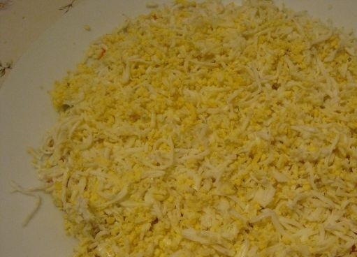 1. Этап. Салат из печени трески слоями: 5. Следующим слоем рассыпьте сверху моркови яйцо.