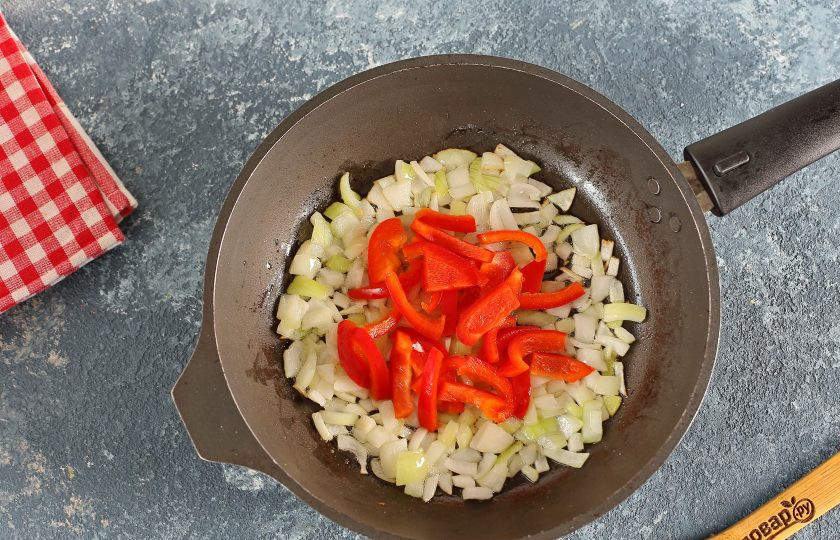 1. Этап. Чижи-бижи: Обжарьте лук до мягкости и добавьте нарезанный соломкой перец.