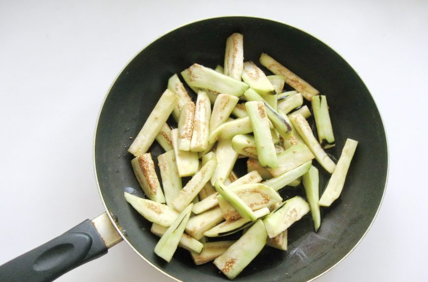 1. Этап. Острая закуска из баклажанов: После кусочки баклажана просушите и выложите в горячую сковороду с подсолнечным маслом.