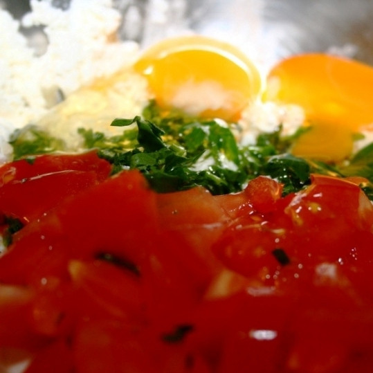 1. Этап. Чушка бюрек: Разбиваем в брынзу яйцо, добавляем зелень. Я еще добавил мелко нарубленные помидоры - но это опционально, поэтому в список ингредиентов помидоры не включал. Это уже моя импровизация - в оригинальном рецепте помидоров нет.