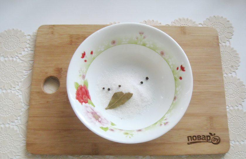 1. Этап. Маринованные шампиньоны на зиму: Приготовьте маринад для грибов. В миску насыпьте соль, сахар. Добавьте лавровый лист и черный перец горошком.