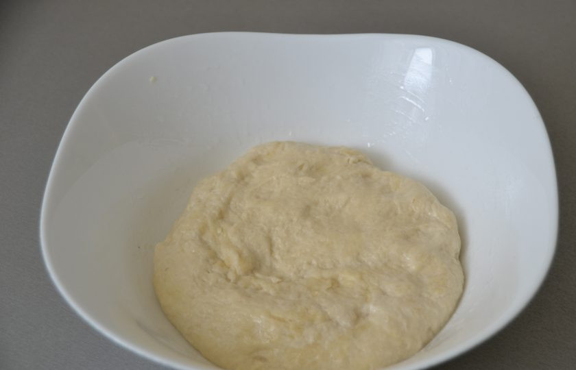 1. Этап. Чувашская хупла: Накройте тесто пленкой и дайте ему два часа расстойки, в процессе расстойки сделайте одну - две обминки.