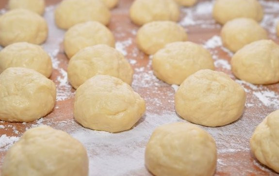 1. Этап. Сдобные пирожки с творогом: Готовое тесто делим примерно на 20 равных частей, формируем из них шарики.