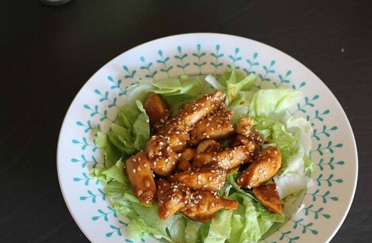 1. Этап. Курица с кешью на скорую руку: 4. Перед подачей курица с кешью на скорую руку может быть дополнена зеленью или кунжутом, например. Приятного аппетита!