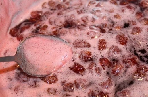 1. Этап. Варенье из клубники без закатки: 8. В данном случае варенье из клубники без закатки в домашних условиях должно активно кипеть. Сверху будет образовываться пена, которую нужно аккуратно снимать.