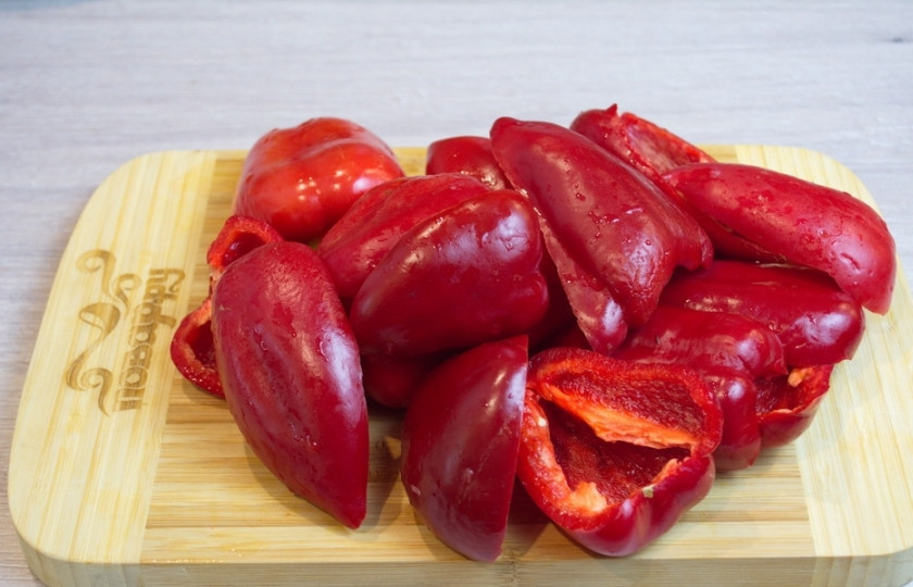 1. Этап. Аджика из болгарского перца без помидоров: Болгарский перец и красный острый жгучий перец помойте. Очистите от семян и плодоножек. Нарежьте не крупно.