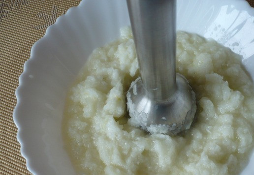 1. Этап. Отбивные из стейка индейки в кляре: Приготовим яично-луковый кляр: очистить лук и измельчить его блендером.