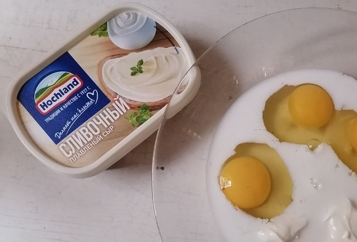 1. Этап. Запеканка с куриной печенью: Смешать 3 яйца, молоко, плавленый сыр, добавить соль, специи по вкусу