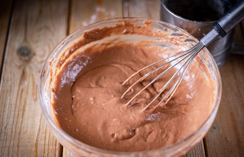 1. Этап. Пирог на кефире с творогом: Перемешайте все венчиком до получения однородного теста, по консистенции напоминающего сметану.