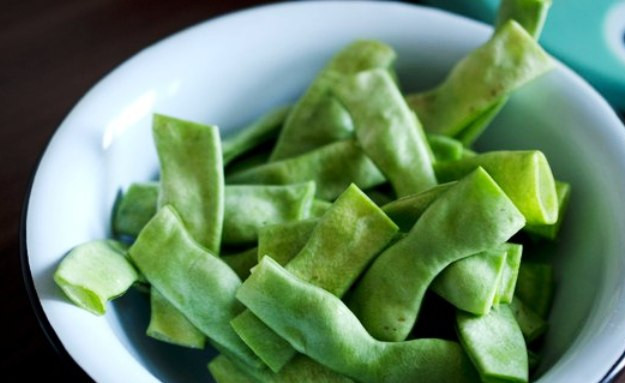 1. Этап. Свинина с зеленой фасолью: Промойте фасоль и срежьте кончики.
