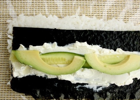 1. Этап. Рецепт суши Филадельфия дома: Теперь выложим сливочный сыр, а на него — брусочки очищенного авокадо и огурца.