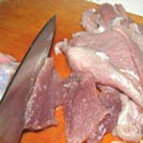 1. Этап. Пирог с мясом и яблоками: 3. Тончайшими ломтиками нарезаем мясо, добавляем рубленую зелень ,сбрызнуть уксусом и примерно минут на 20 убираем в холодильник.