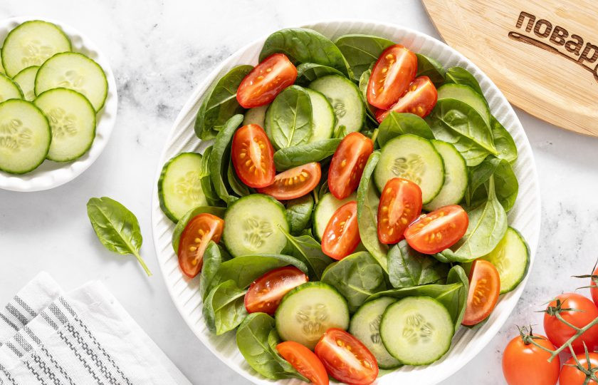1. Этап. Салат со шпинатом, помидорами и огурцами: Добавьте овощи в тарелку к шпинату.