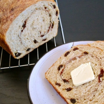 Хлеб с изюмом и корицей