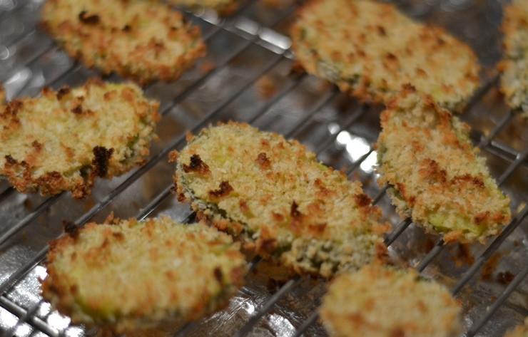 1. Этап. Запеченные огурцы: Через 10 минут достаем готовые запеченные огурчики. Перекладываем их на тарелочку и можно подавать к столу. Лучше всего эту закуску подавать с каким-нибудь соусом.