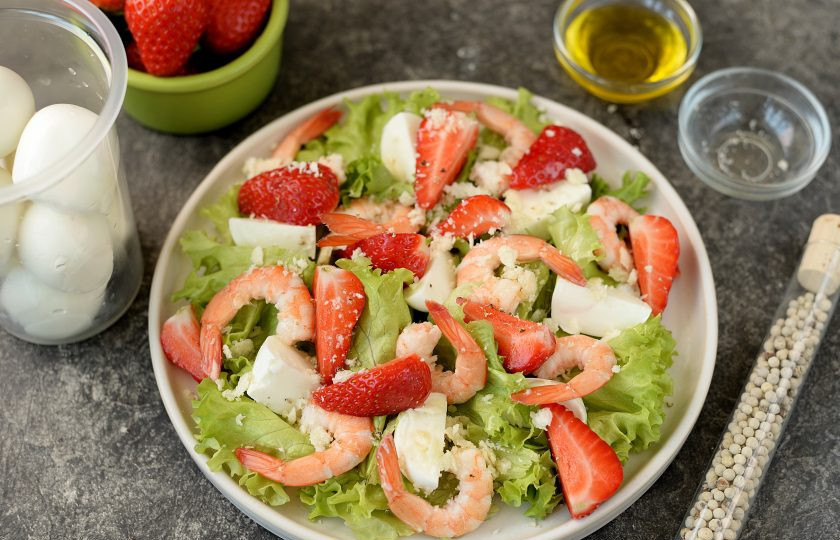 1. Этап. Салат с креветками и клубникой: Посыпьте все тертым пармезаном и молотым белым перцем, полейте вкусным растительным маслом. Белый перец можно заменить на розовый, он отлично подходит к остальным ингредиентам. Этот салат я не солю, но вы можете посолить по вкусу.