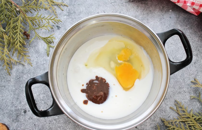 1. Этап. Шоколадные панкейки на кефире: В посуду налейте теплый кефир, растительное масло, шоколадную массу, разбейте яйца и перемешайте до однородности.