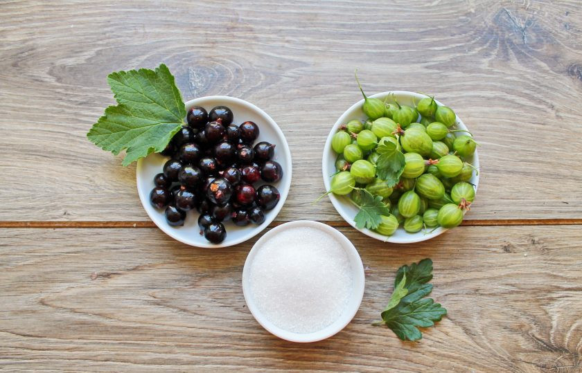 1. Этап. Компот из смородины и крыжовника: Подготовьте все необходимые ингредиенты для приготовления компота из смородины и крыжовника. Ягоды вымойте и дайте воде полностью стечь.