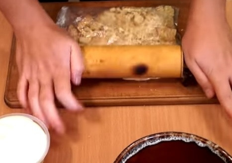 1. Этап. Творожный чизкейк с маршмеллоу без выпечки: 3. При помощи скалки и пакета нужно измельчить печенье. Я иногда это делаю блендером.