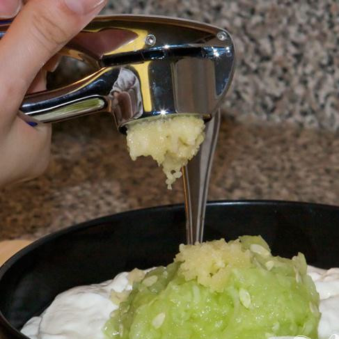 1. Этап. Соус Дзадзики: Очистите чеснок и раздавите. Добавьте в сковородку.