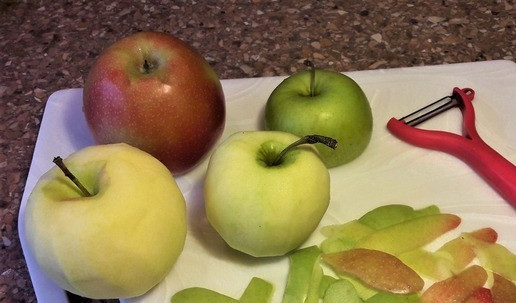 1. Этап. Яблоки в блинном тесте ПП: Яблочки чистим от кожуры