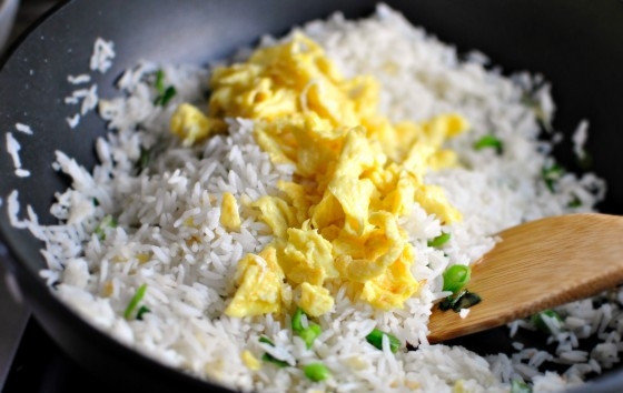 1. Этап. Жареный пряный рис: 6. Следом в сковороду всыпьте отваренный рис и яйцо.