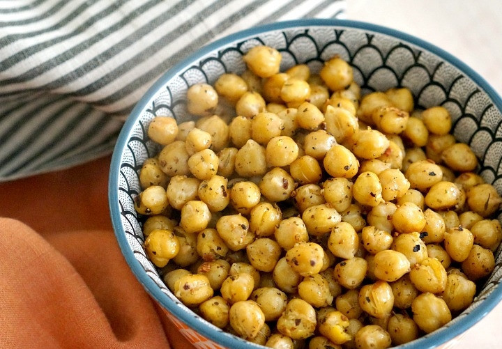 1. Этап. Салат с курицей и запеченным нутом: 5. Когда нут стал румяным и хрустящим, он готов.