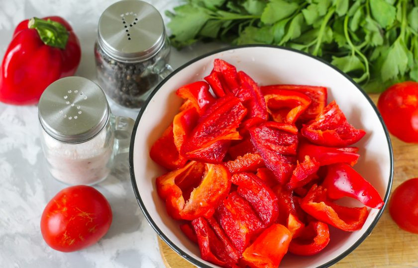 1. Этап. Заправка с перцем на зиму: Болгарский перец промойте и очистите от семян, срезав крышечки. Еще раз промойте и нарежьте небольшими ломтиками.