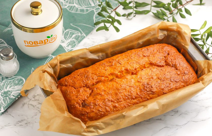 1. Этап. Морковный кекс с медом: Выпекайте кекс 30 минут и затем убавьте нагрев до 160 градусов. Запеките морковный кекс еще 15-20 минут до готовности. Проверьте его серединку деревянной шпажкой — она должна выходить сухой. Извлеките форму и переверните ее на бок, слегка остудите выпечку.