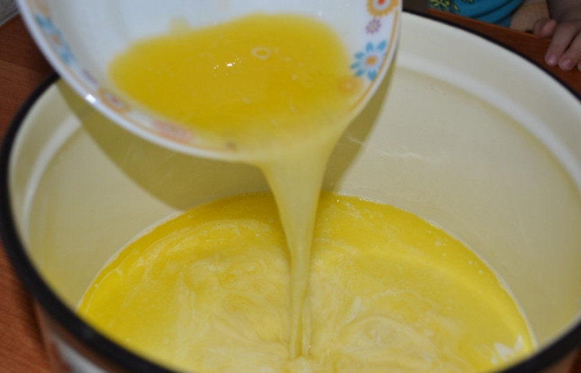 1. Этап. Кулич с изюмом на Пасху: 1. Дрожжи (сырые) разводим с сахаром, затем добавим к ним яичные желтки и перемешаем все вместе. Затем добавим теплое молоко, растопленное сливочное масло, соль и ванильный сахар.