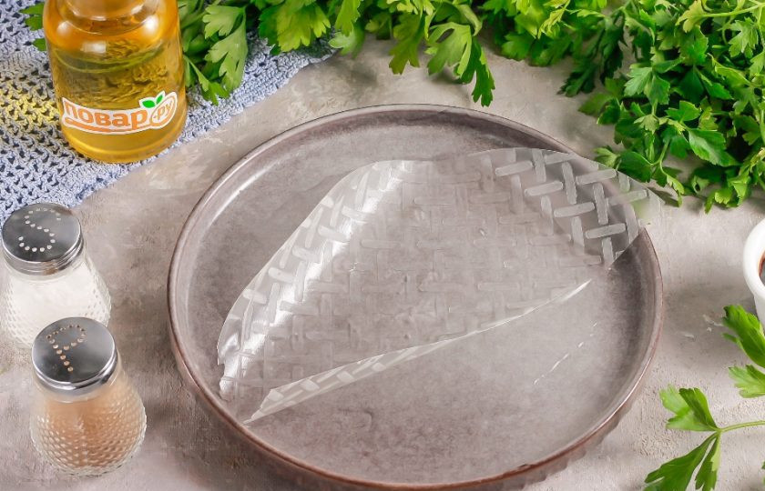 1. Этап. Мясные шарики в рисовой бумаге Димсам: Каждый лист рисовой бумаги разрежьте пополам и смочите в воде по 1 минуте со всех сторон.