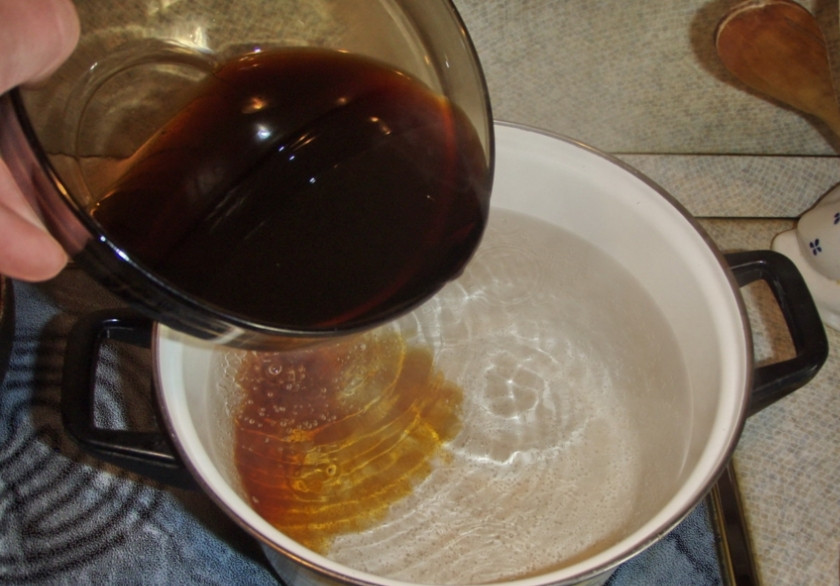 1. Этап. Грибовница из сухих грибов: В кастрюлю влейте воду из-под грибов, для цвета.