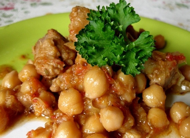 1. Этап. Нут со свининой: 5. После того, как свинина протушилась, добавьте оставшиеся продукты. Положите приготовленный болгарский перец, измельченный томат и чеснок. Кладите томатную пасту, солите, перчите. Пришло время вспомнить о горчице и лавровом листе. Перекладывайте нут, с которого предварительно удалили влагу. Помешайте продукты. Налейте горячей воды, она должна на сантиметр покрыть продукты. Готовьте два с половиной часа. Блюдо готово.