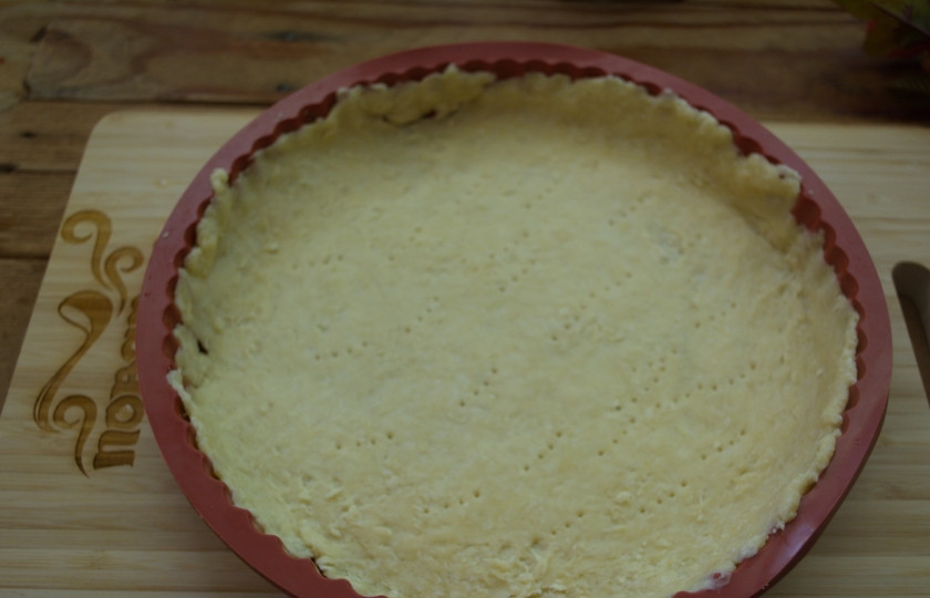 1. Этап. Пирог с курицей и цукини: Готовое тесто достать из холодильника. Слегка разморозить при комнатной температуре, чтобы было удобно его раскатывать. Присыпать мукой и раскатать. Уложить в подготовленную форму.