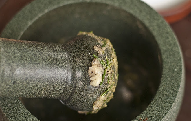 1. Этап. Стейк из пашины: 2. Соль, перец, розмарин и чеснок измельчите в ступке.