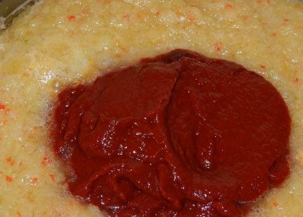 1. Этап. Икра кабачковая на 3 кг: Перекручиваем кабачки и лук через мясорубку, добавляем томатную пасту, растительное масло. Перемешиваем и варим 1 час с момента закипания. Не забывайте перемешивать, чтобы икра не пригорела.