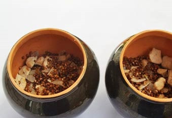 1. Этап. Горшочки с курицей и гречкой: Переложите гречку с курицей в горшочки, заполнив их до половины, затем посолите и залейте кипятком (чуть выше уровня гречки). Накройте горшочки крышками. Запекайте в духовке 30 минут, температура 160 градусов, затем убавьте температуру до 140 градусов и запекайте еще 30 минут.