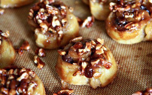 1. Этап. Булочки с орехами и изюмом: 5. Дать остыть в течение 5 минут, выложить булочки на пергаментную бумагу (и дать полностью остыть перед подачей.