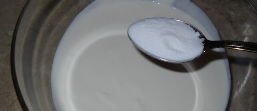 1. Этап. Кексики с медом: В сметану добавляем соду. Изюм замочите.