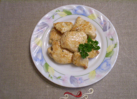 1. Этап. Куриная грудка кусочками на сковороде: Обжаривайте небольшими порциями, чтобы мясо не прилипало друг к другу и не мешало жарится. Первая порция готова!