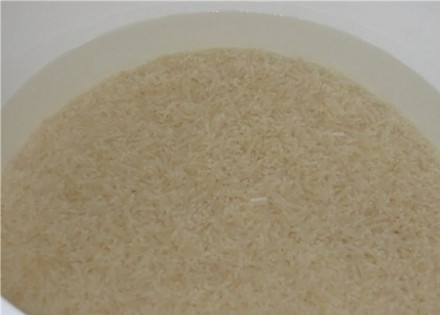 1. Этап. Постный плов с грибами: Рис тщательно промоем - 5-7 раз, до тех пор, пока вода не станет совершенно прозрачной. Если вы хотите, чтобы плов приготовился быстрее, заранее залейте рис чистой холодной водой - он наберется влаги и достигнет готовности скорее.