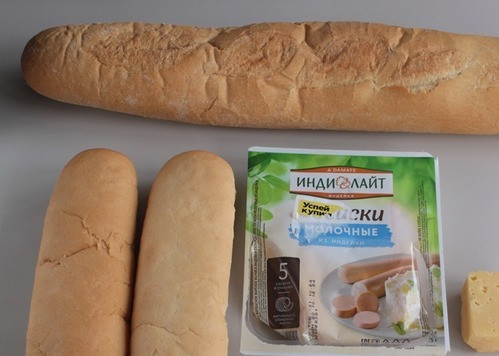 1. Этап. Багет запеченный с яйцом и сосисками: Приготовить все ингредиенты. Можно готовить с багетом или с булочками для хот дога, на ваше усмотрение.